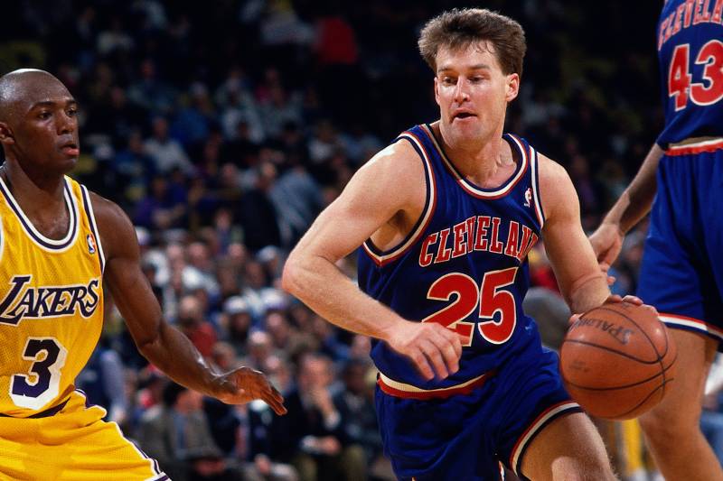 奥拉朱旺两连冠与乔丹六连冠,乔丹和奥拉朱旺谁更优秀