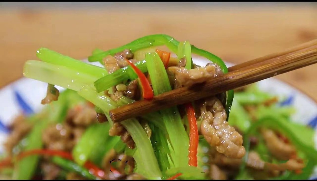 芹菜凉拌怎么做才脆爽,炒芹菜时切记不要焯水和直接炒