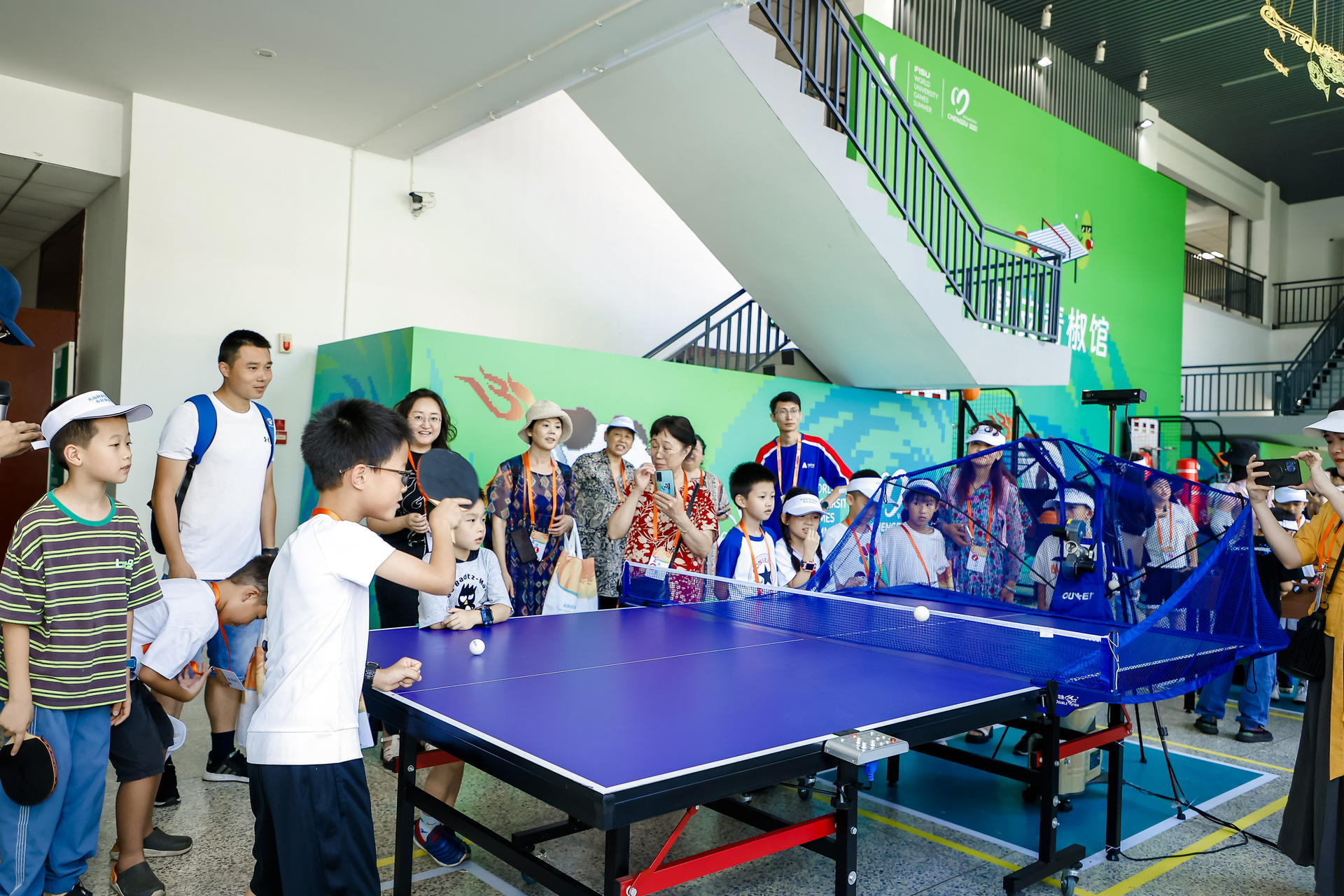 大运惠民市民体验官走进大运村点赞“心”科技