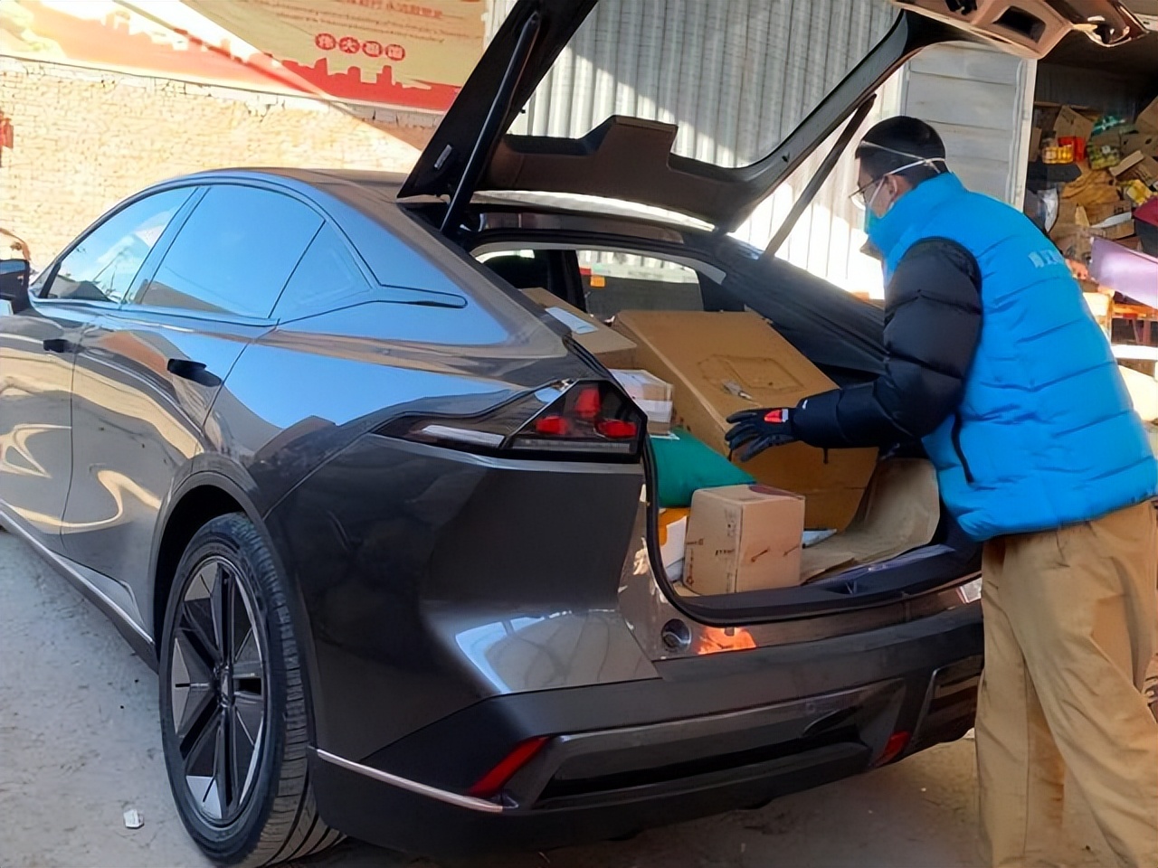 新手快递员积压快递,快递员送到门卫室包裹找不到了