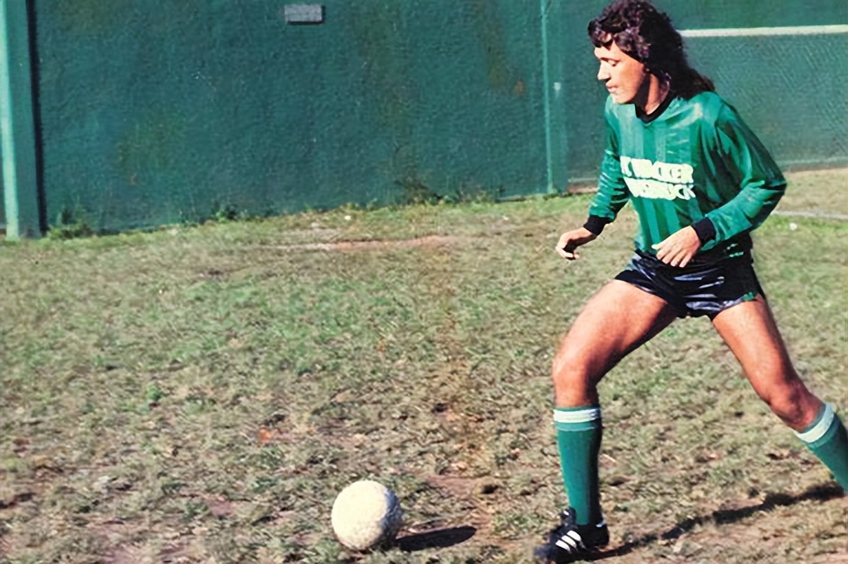 殴打球迷、收买对方球员、26年0进球，他为何敢自称巴西球王？