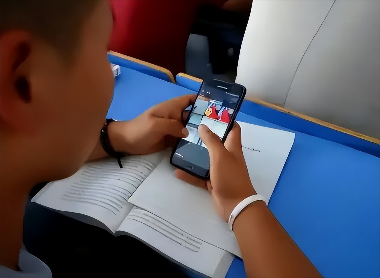 “奶头乐”出现在大学校园，不少大学生深陷其中，家长却浑然未知