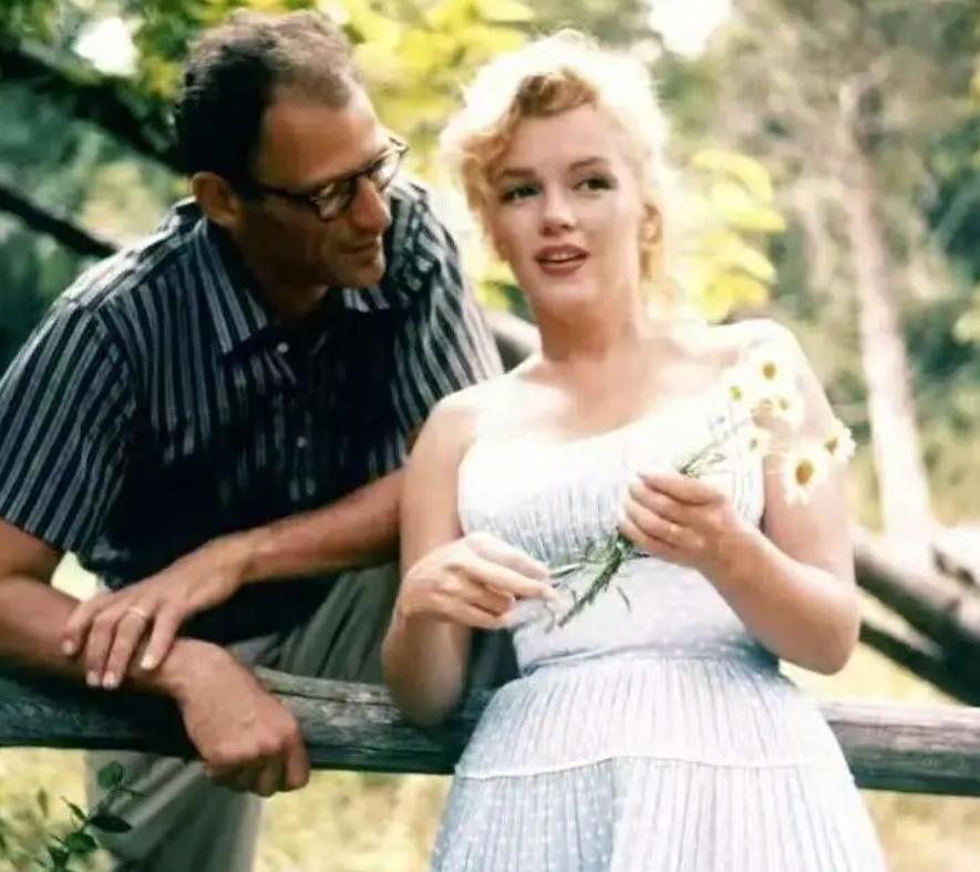 肯尼迪生日宴上梦露穿着,玛丽莲梦露在肯尼迪生日宴会上