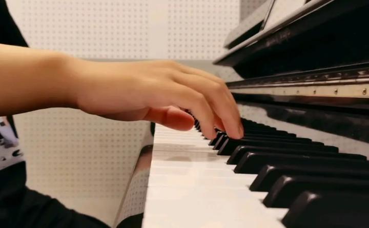 初学钢琴手指翘怎么办,钢琴小拇指塌指怎么办