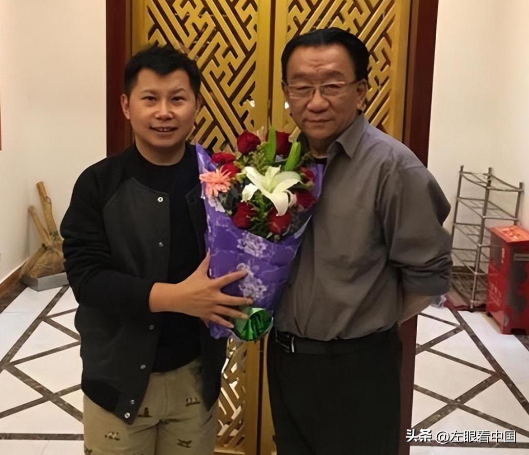 侯耀华和各大明星合影,侯耀华戴金表