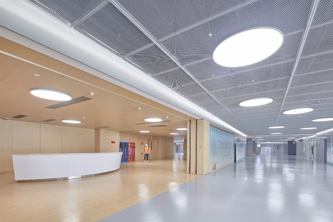 花园式医院设计效果图,医院空间设计简洁温馨