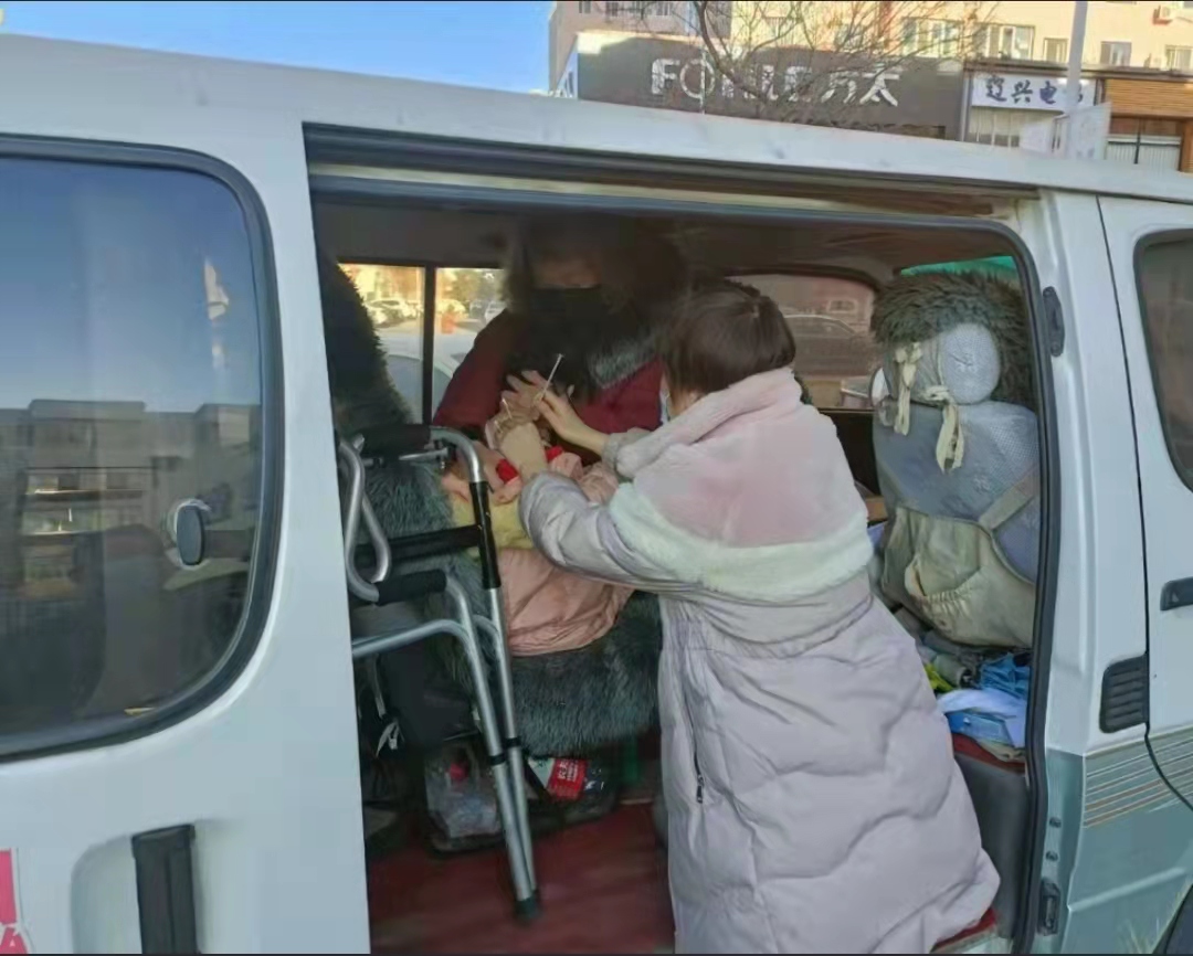 郭明义志愿者服务团队率先认领北票地区义诊“微心愿”