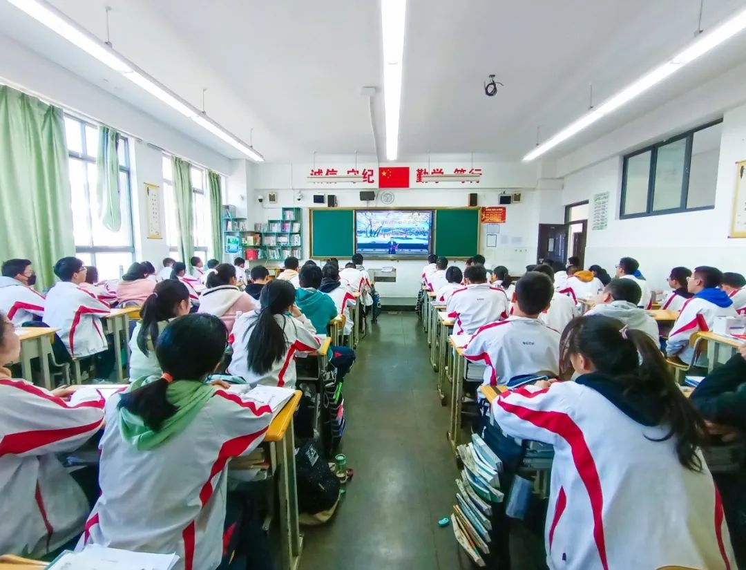 开学季校园展示打卡,开学啦冰墩墩小学生积极向上图片