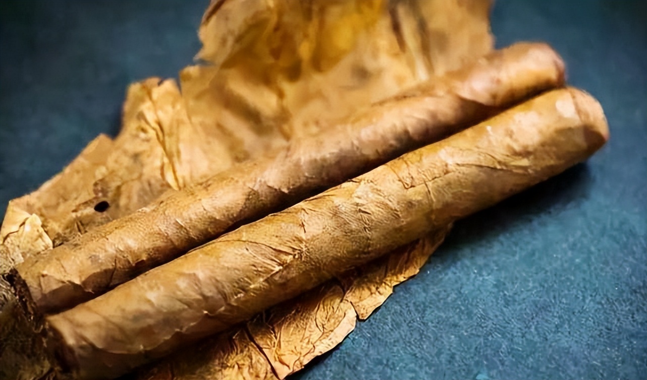 毛主席开会没烟了，看*先念李**抽雪茄，问：这么好的烟，咋不告诉我