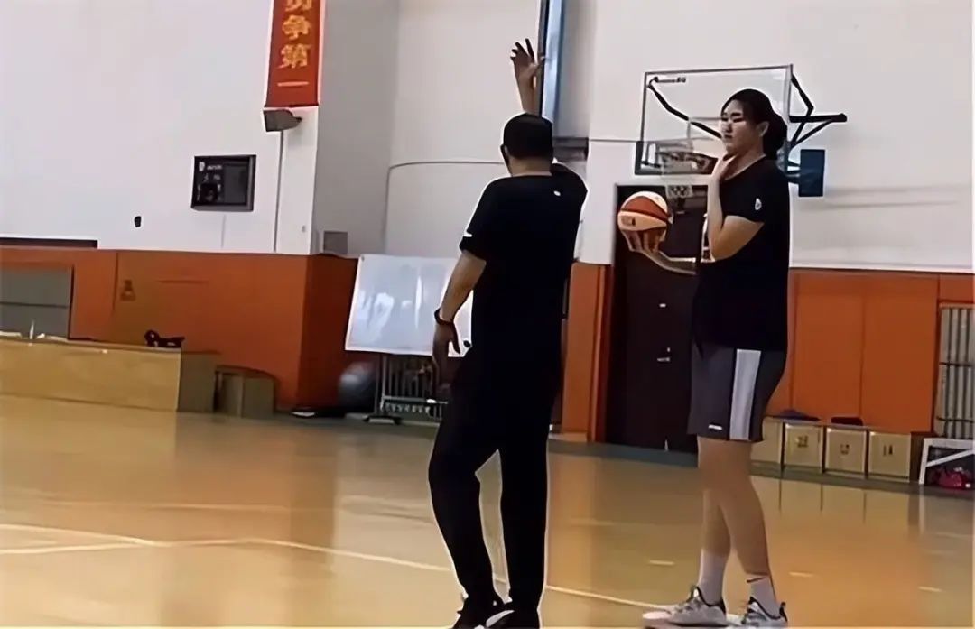 山东“女姚明”张子宇14岁已跟姚明一样高，姚明女儿都没她能长