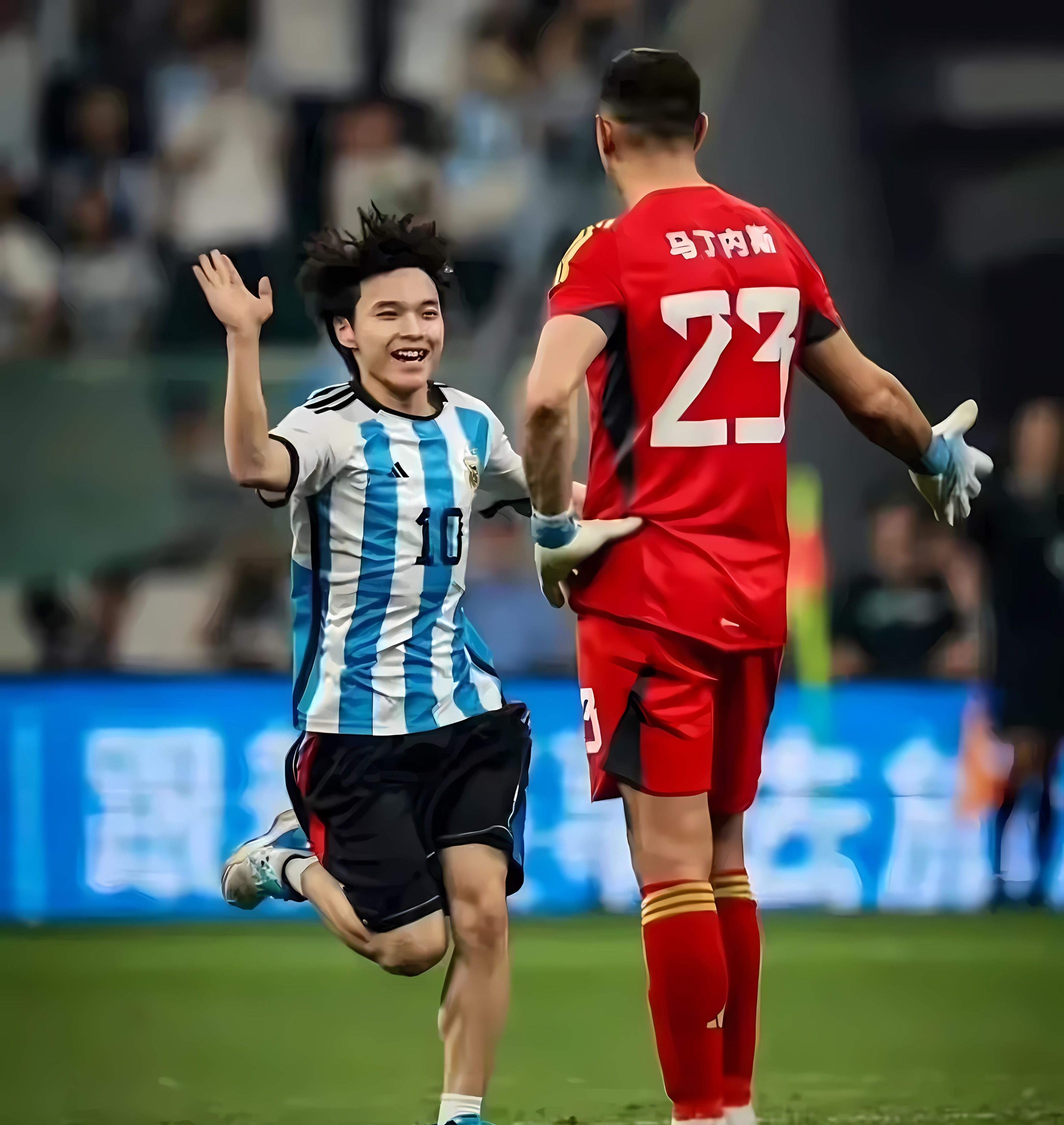 拥抱梅西小伙子官方报道,拥抱梅西小伙子被抬出去