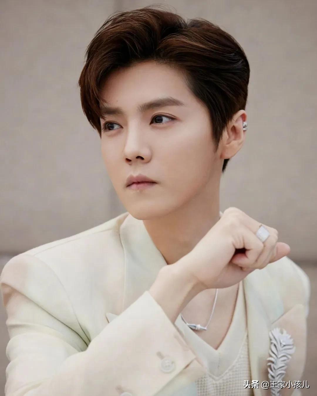 鹿晗勋章歌词壁纸图片,鹿晗照片锁屏壁纸卸妆