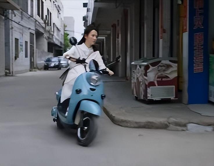 破冰行动李飞为什么开豪车,破冰行动李飞打电话给蔡永强解析