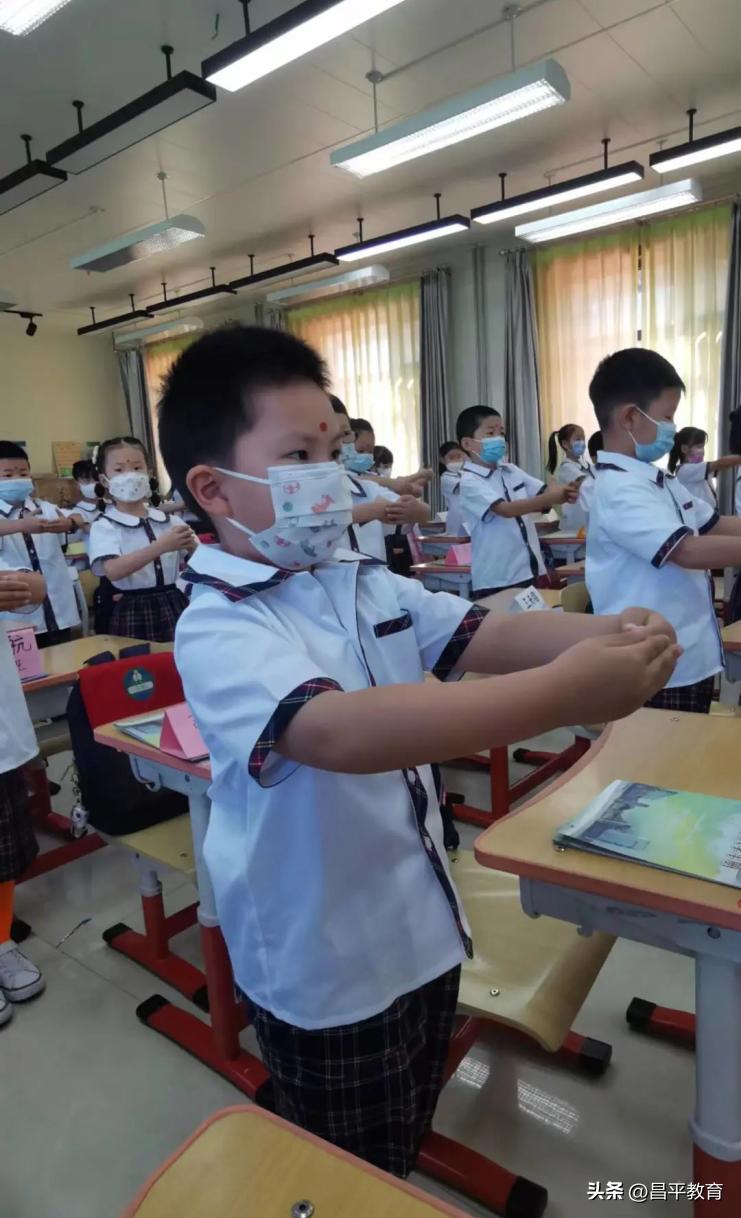 幼儿园入学第一天仪式感文案,新生报到第一天仪式感满格