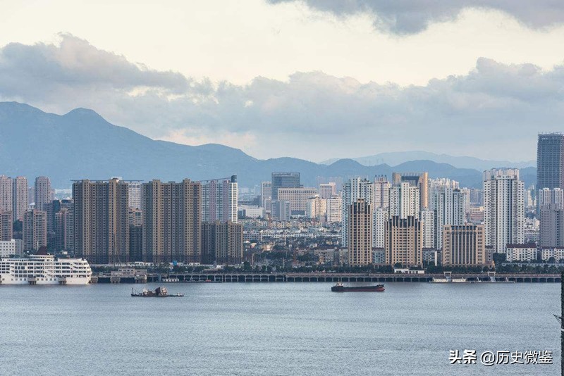 浙江女孩瞒着爸妈，寻找养父母12年，跪养母坟前嚎啕大哭：来晚了