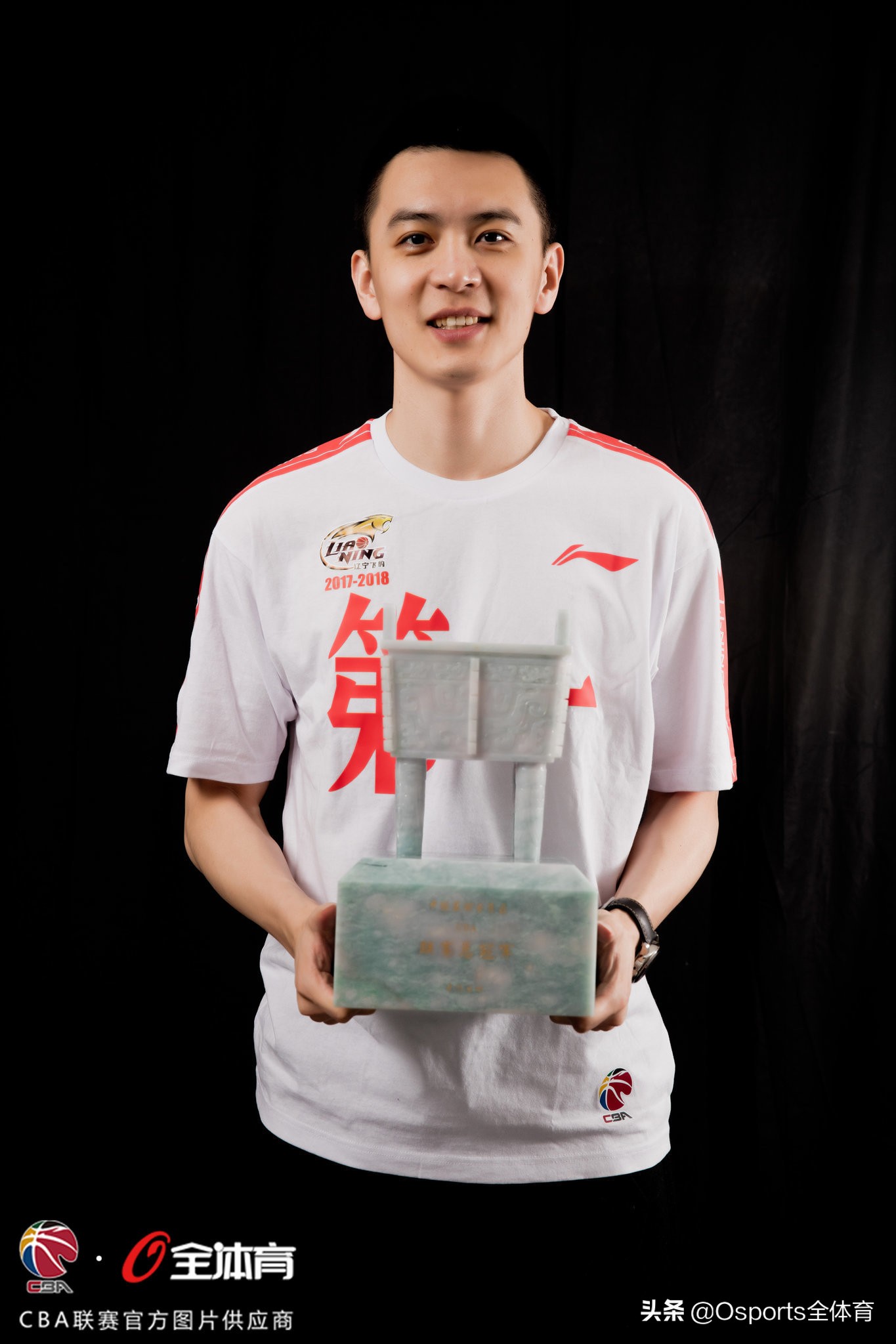 cba教练杨鸣为啥不能站起来,cba儒雅教练杨鸣名场面