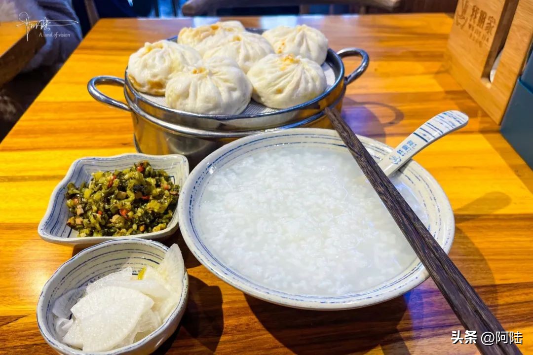 “我姐家”就像杭州的知味观,是淳安人和游客都趋之若鹜的餐馆