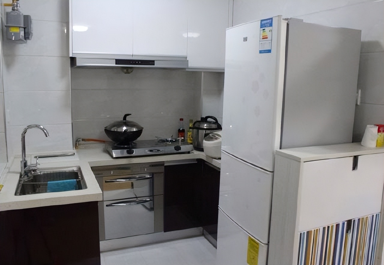 一家三口挤在30多平米的房子里,一家三口在深圳挤单间