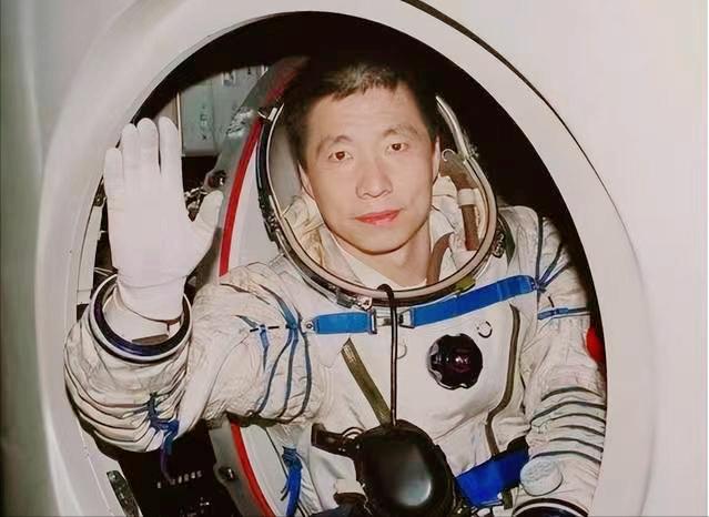 舱内航天服是怎么穿上和脱掉的,舱外航天服具备哪些功能