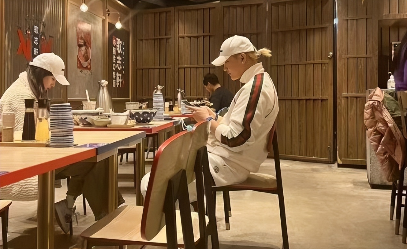 黄子韬徐艺洋出门开什么车,黄子韬带徐艺洋出席活动