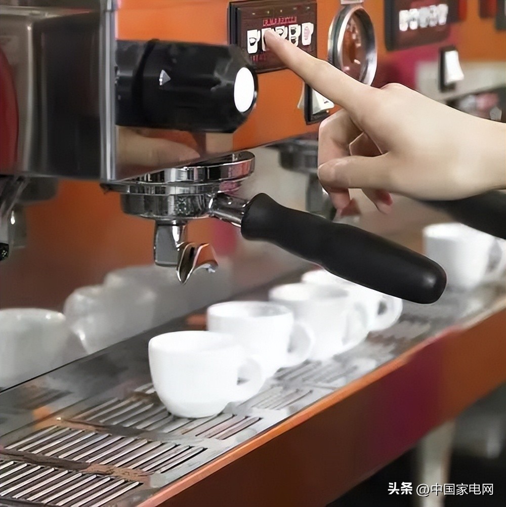 “咖啡续命”已成为年轻人生活常态，为何咖啡机渗透率仍较低？