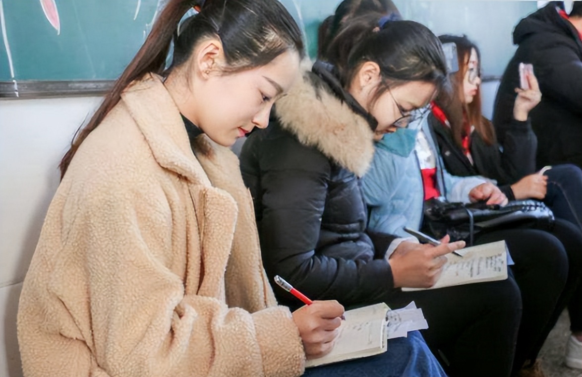 女教师因一封信辞职信意外走红,年轻女教师低情商辞职信走红