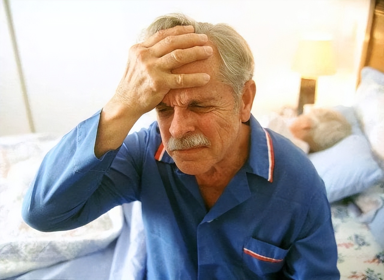 大脑开始“萎缩”时，身体一般会出现这4种反应，不妨仔细观察