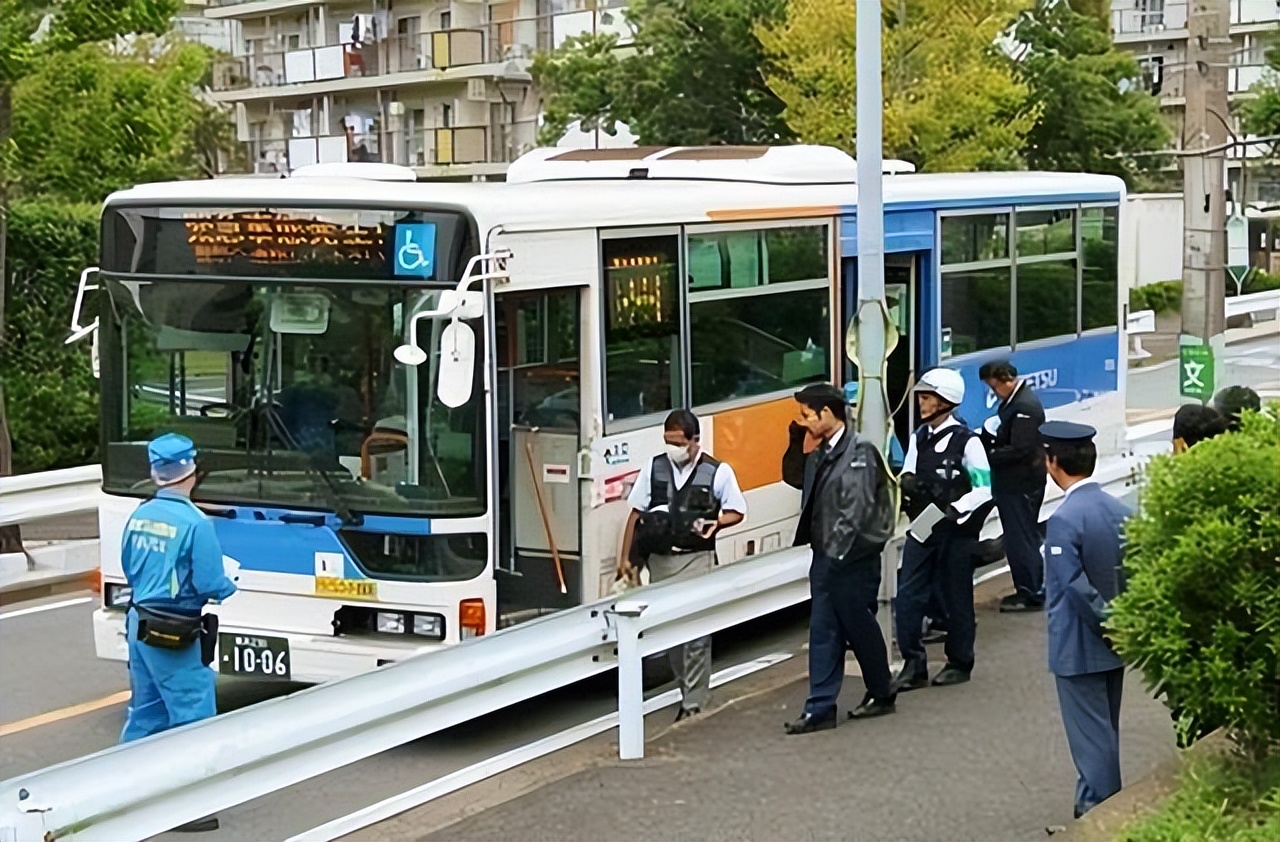 日本和服背后必须要有小枕头呢,日本女性穿和服背后为什么要枕头