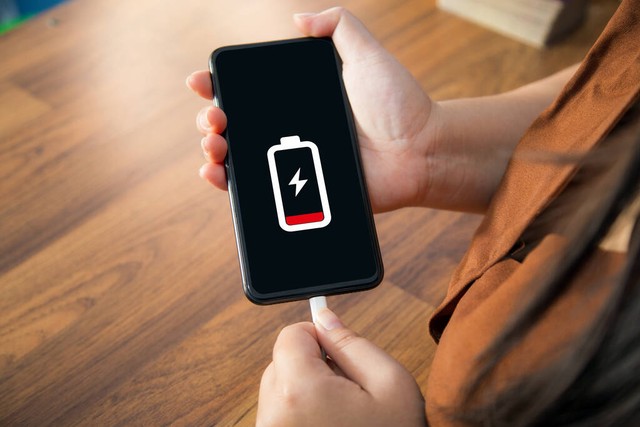 手机电满了继续充会伤害手机吗,手机少一格电可以充电吗