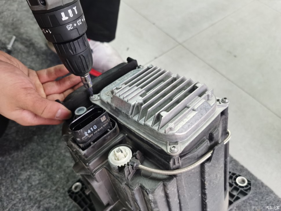 告别低配“蜡烛灯”，奔驰G350升级海拉几何多光束大灯