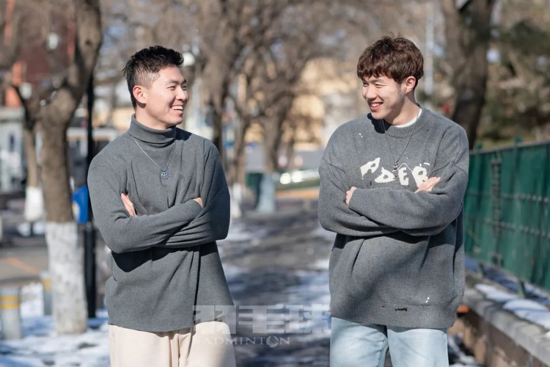 羽毛球比赛的封面,东京奥运会羽毛球男双国羽