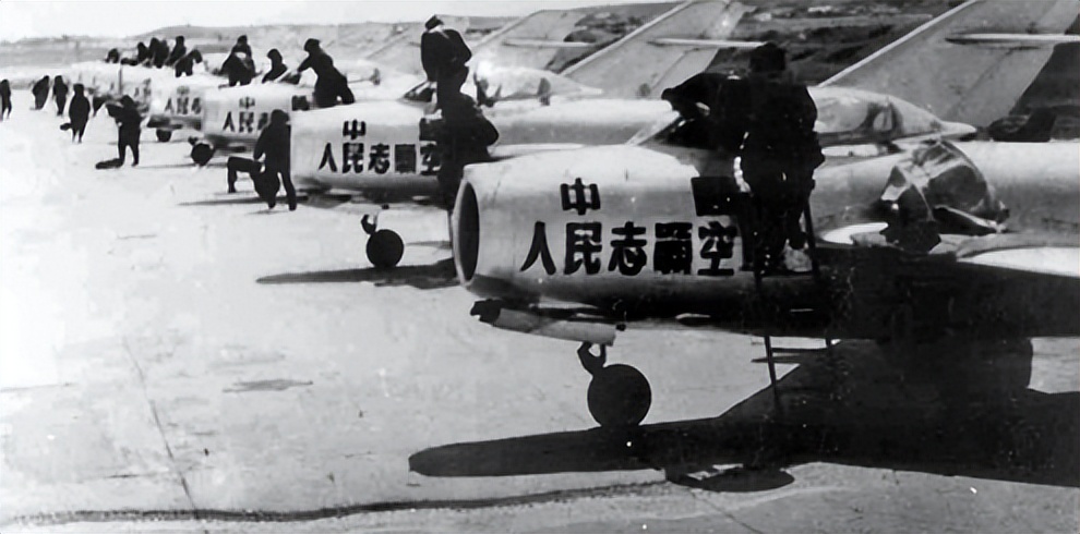 你爱人在做什么？刘亚楼回答后，毛主席潸然泪下：不准再说这种话