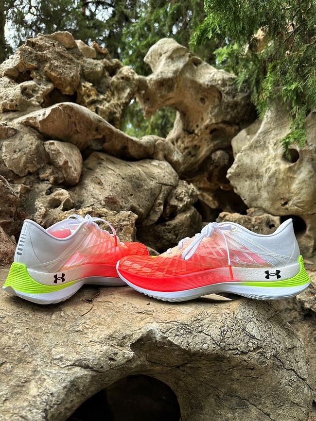 一双助力你摆脱平庸，突破自我的碳板跑鞋