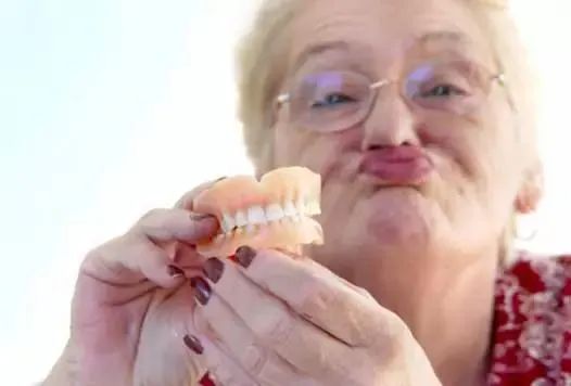 吃东西总咬腮帮肉是怎么回事,吃东西总是咬嘴看什么科