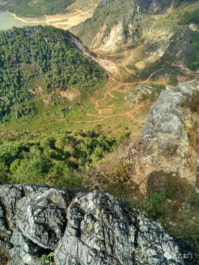 攀普洱天壁山之西门崖子：一日凌云出，群山齐失自高心