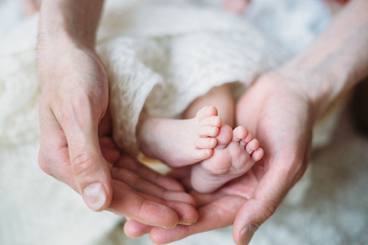 亲亲抱抱举高高？别！警惕乱摸把娃“摸坏了”