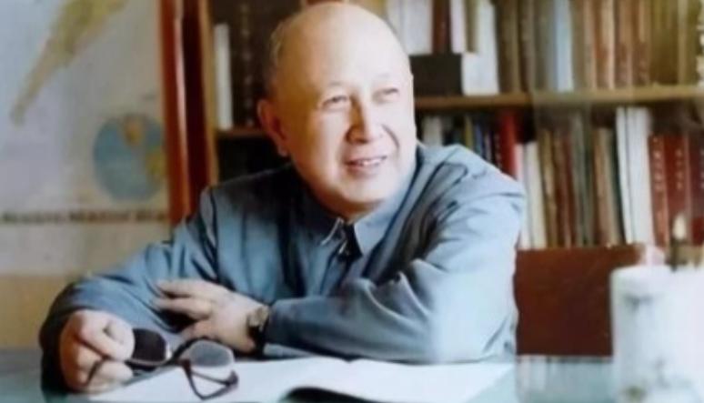 07年钱学森在96岁生日宴上，认出一老人后激动发问：你有几个孩子