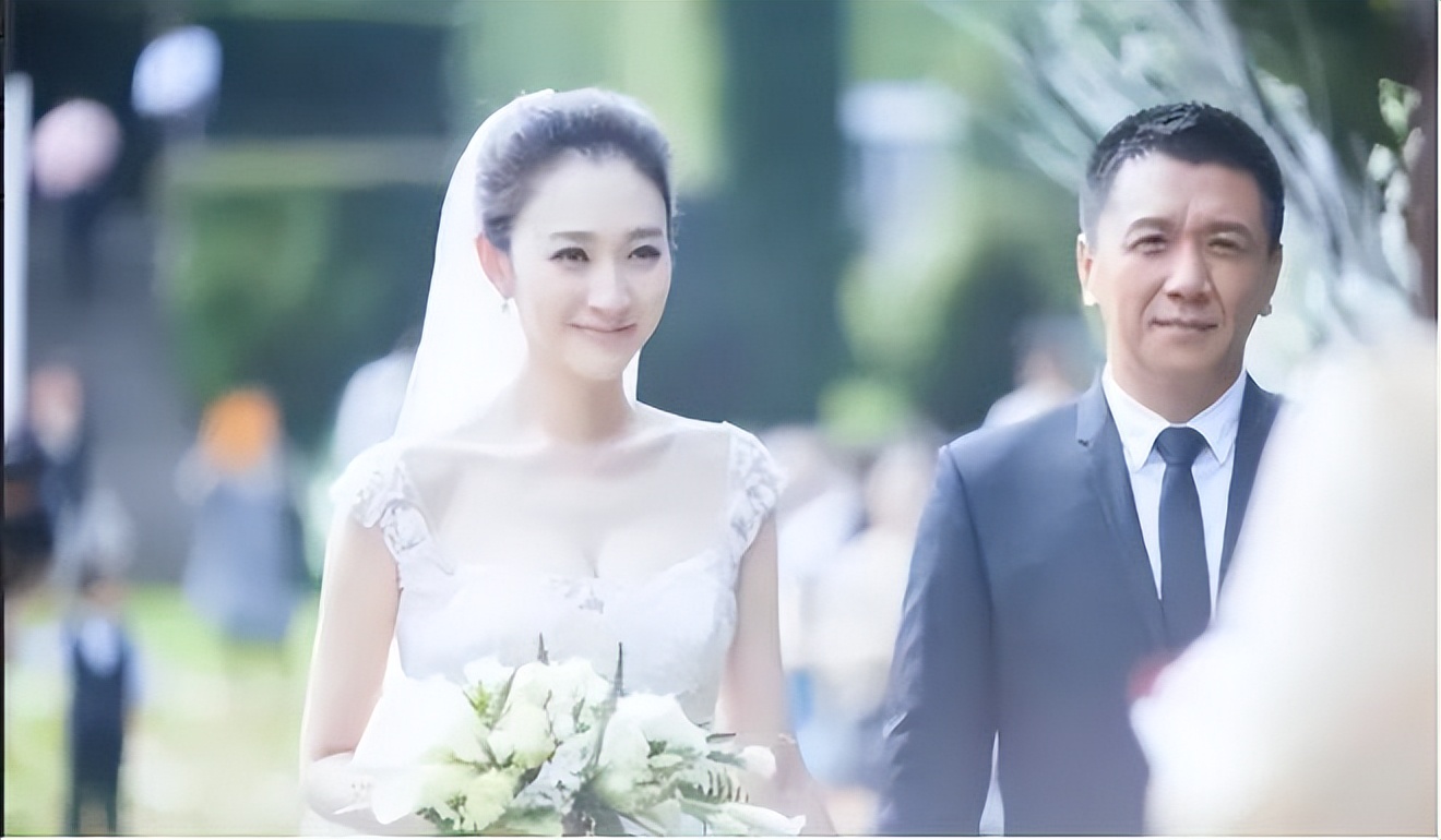 李小冉被前男友用艾滋针头抵住喉咙，当场被吓得跪地求饶！