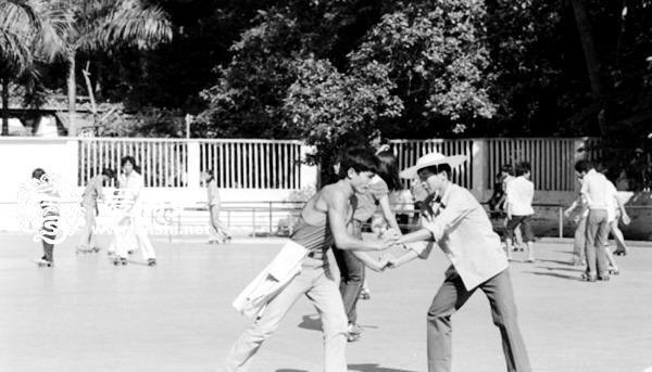 80年代年轻人的幸福生活开个小摩托比大奔还气派