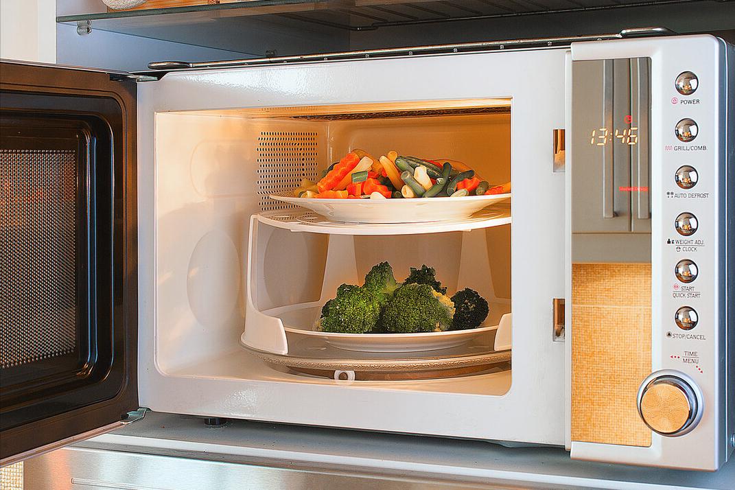 买空气炸锅好还是买微波炉比较好,空气炸锅原理和微波炉有什么区别