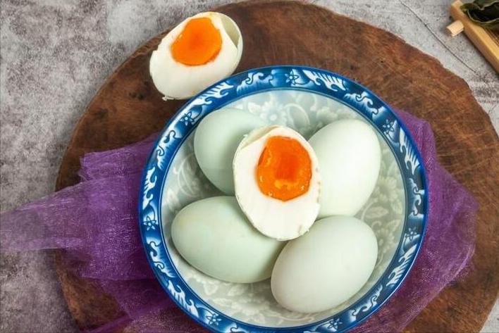 盐水腌咸鸭蛋步骤视频,腌咸鸭蛋不用盐水腌