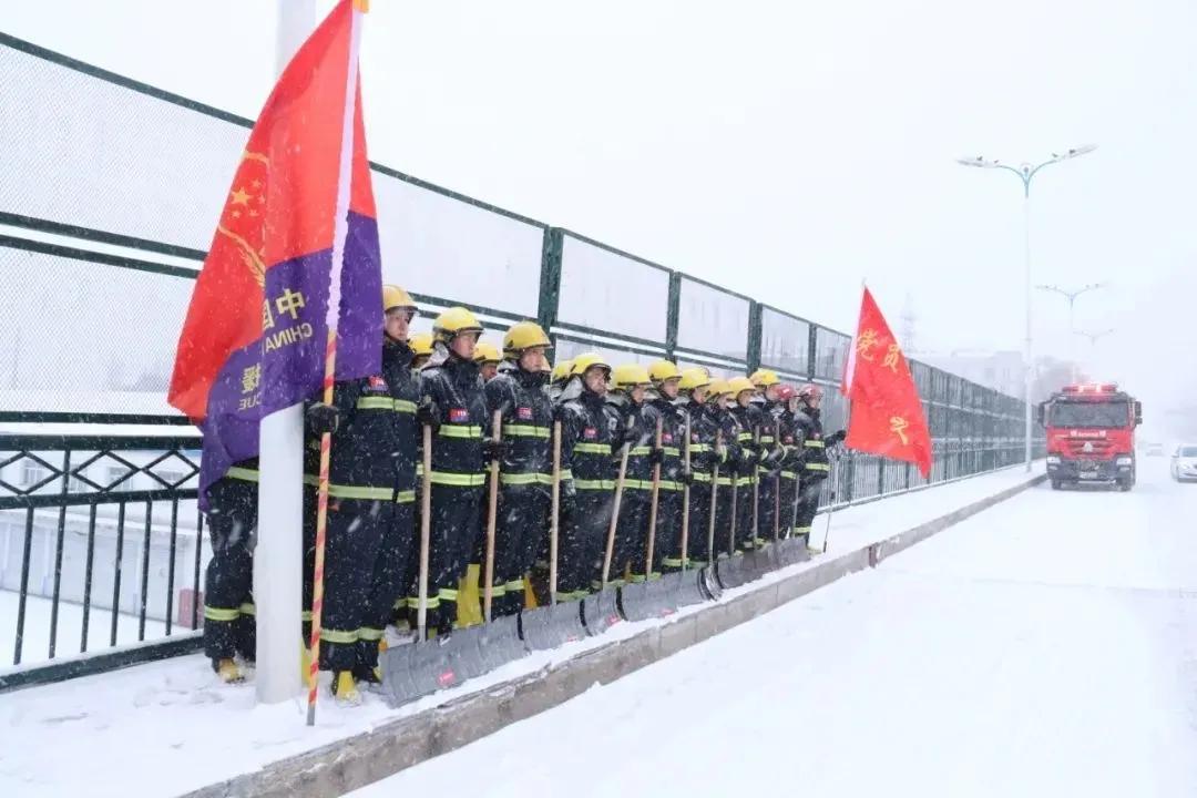 消防春节不打烊坚守一线保平安,消防员春节我在岗守护万家灯火