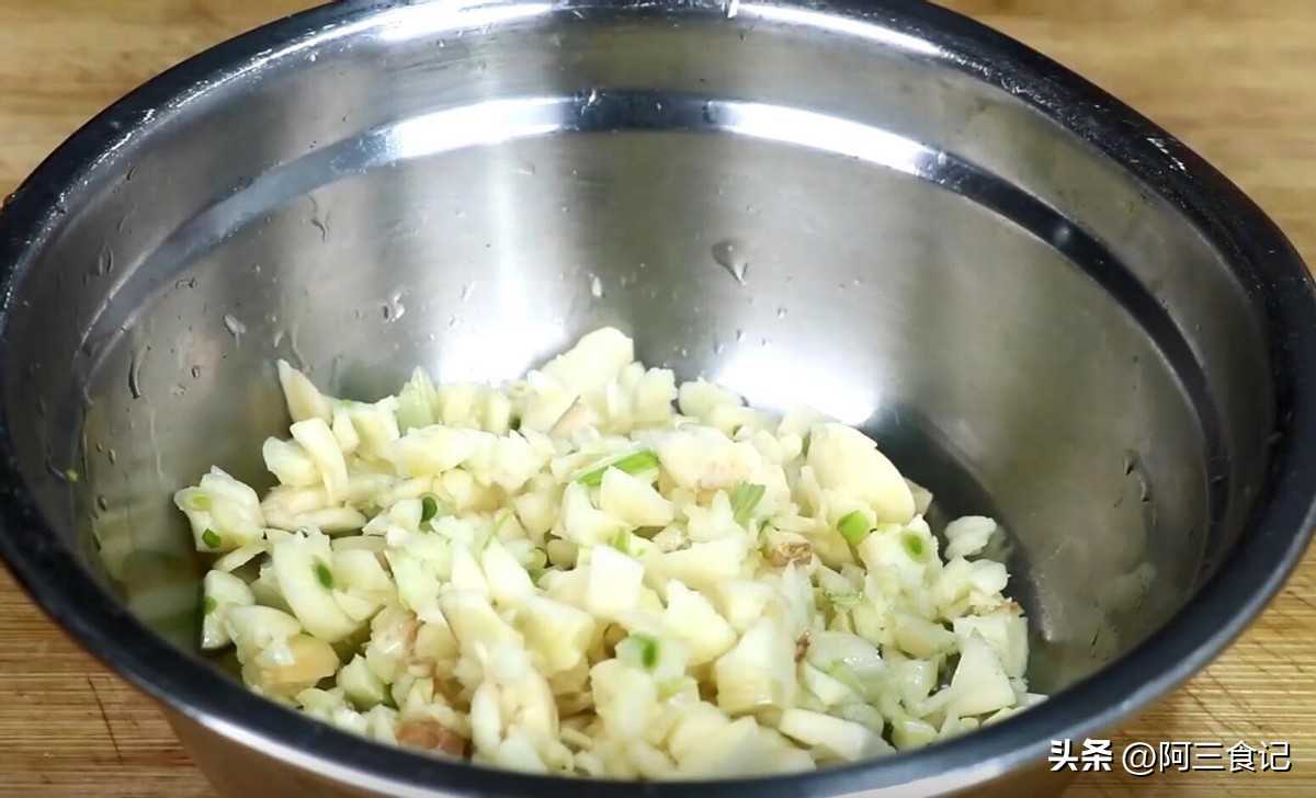 大虾新吃法比油焖清蒸好吃10倍,大虾的家常做法清蒸蒜蓉不辣