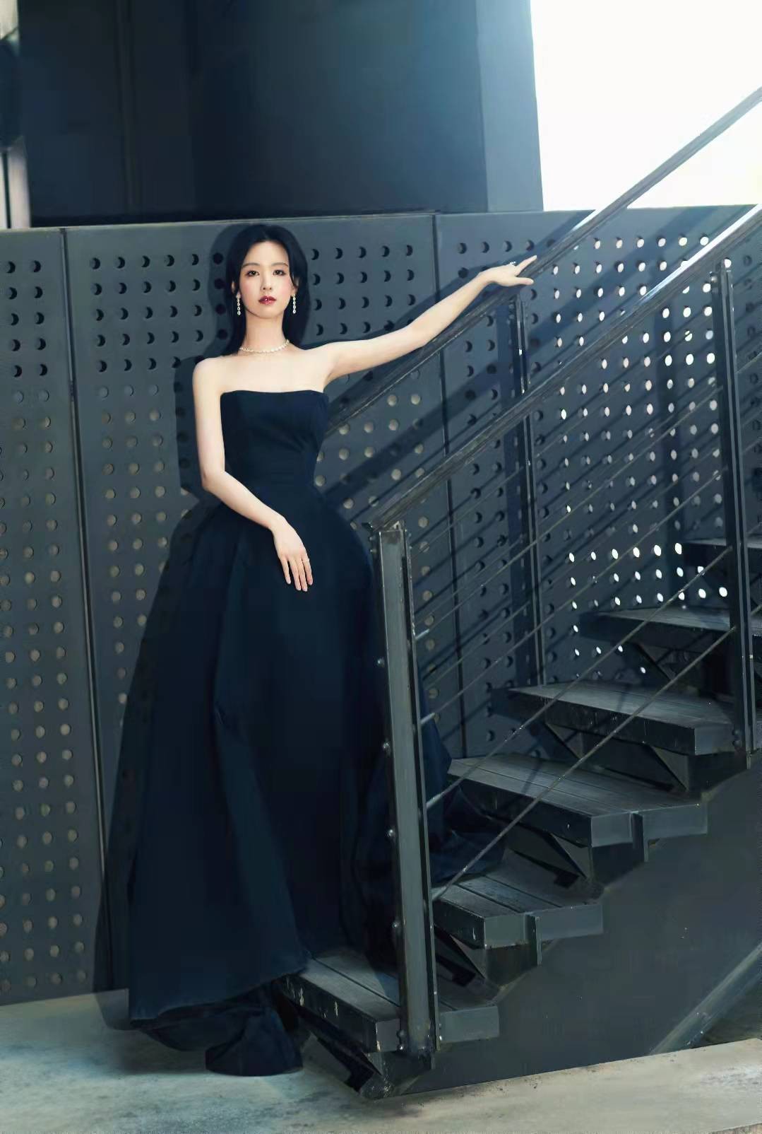 陈都灵露腰黑裙造型好美,陈都灵轻熟风造型