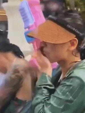 趁着泼水节公然对女生进行骚扰！向女生私密部位喷水还撕扯衣服