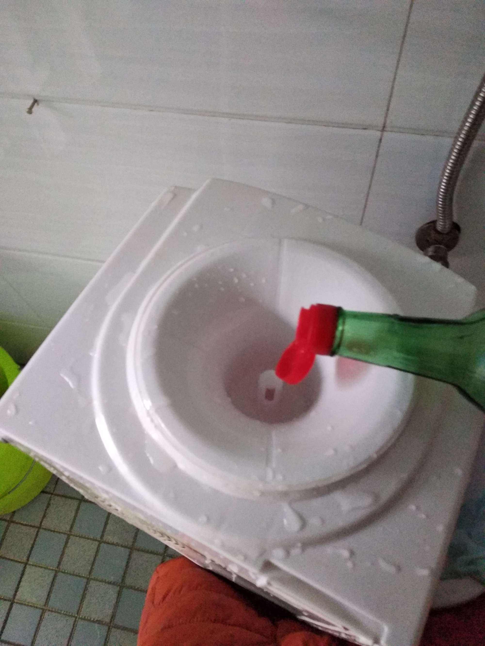 饮水机的桶里面脏了如何才能清洗,饮水机的热水和冷水管都得清洗吗