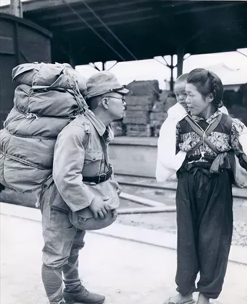 卑鄙龌龊老照片：*楼青**女子妖娆多姿，妇女露胸喂奶被孩子撕扯衣服