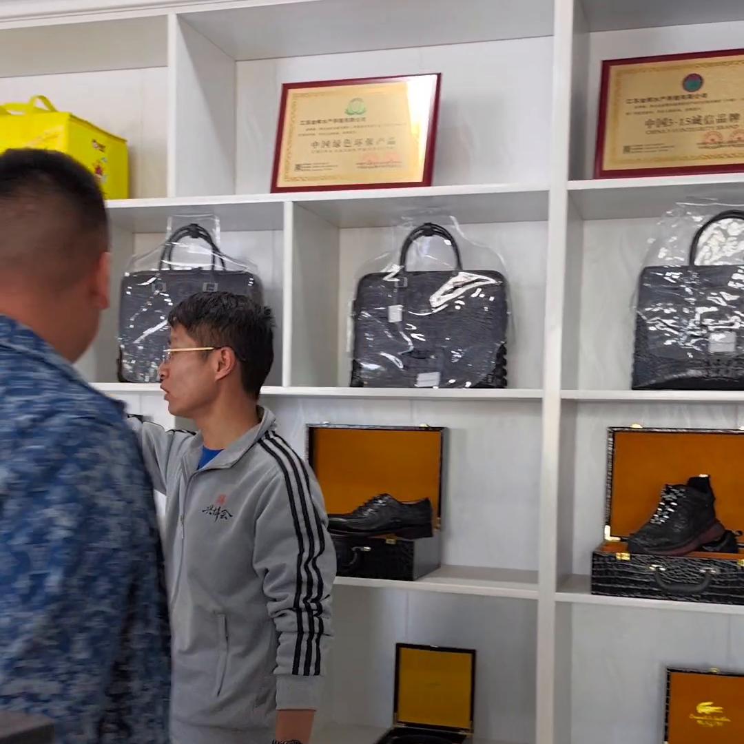 今天来照顾我们鳄鱼先生的生意！定制一双42号皮鞋，礼尚...