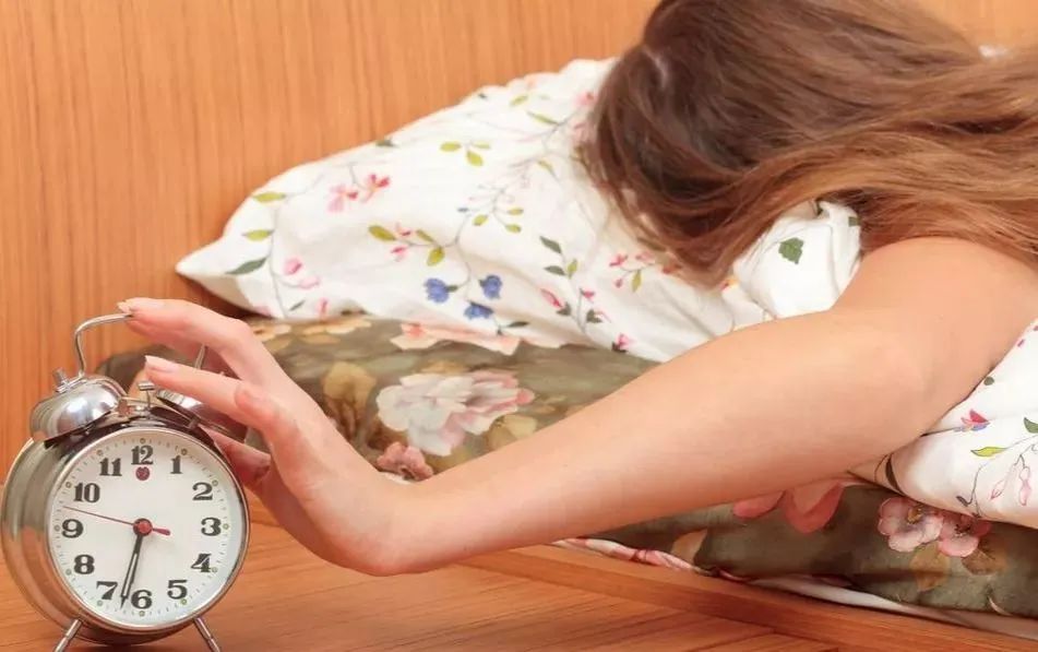 半夜被闹钟突然叫醒危害,被闹钟惊醒危害