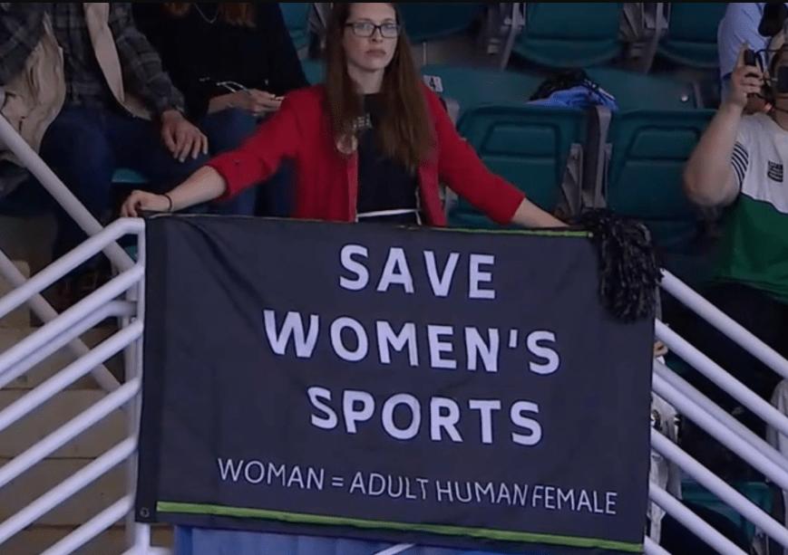 美国跨性别选手*力暴**扣杀，女排球员用脸接球导致脑震荡两周